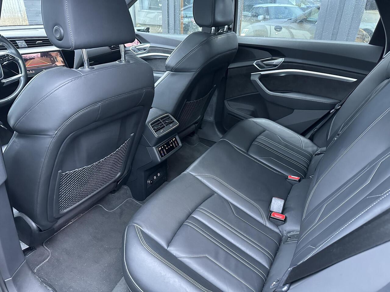 Audi e-tron e-tron 55 quattro 95 kWh BOMVOL | SOH 89% | DEALERONDERHOUDEN | PANO | Audi Virtual Mirrors | Virtual Cockpit | Lederen Sportstoelen | Elektrische Stoel | B&O | 360 Camera | 2 Sleutels | Betreft een Wrap, Originele kleur is Antigua Blue Metallic |