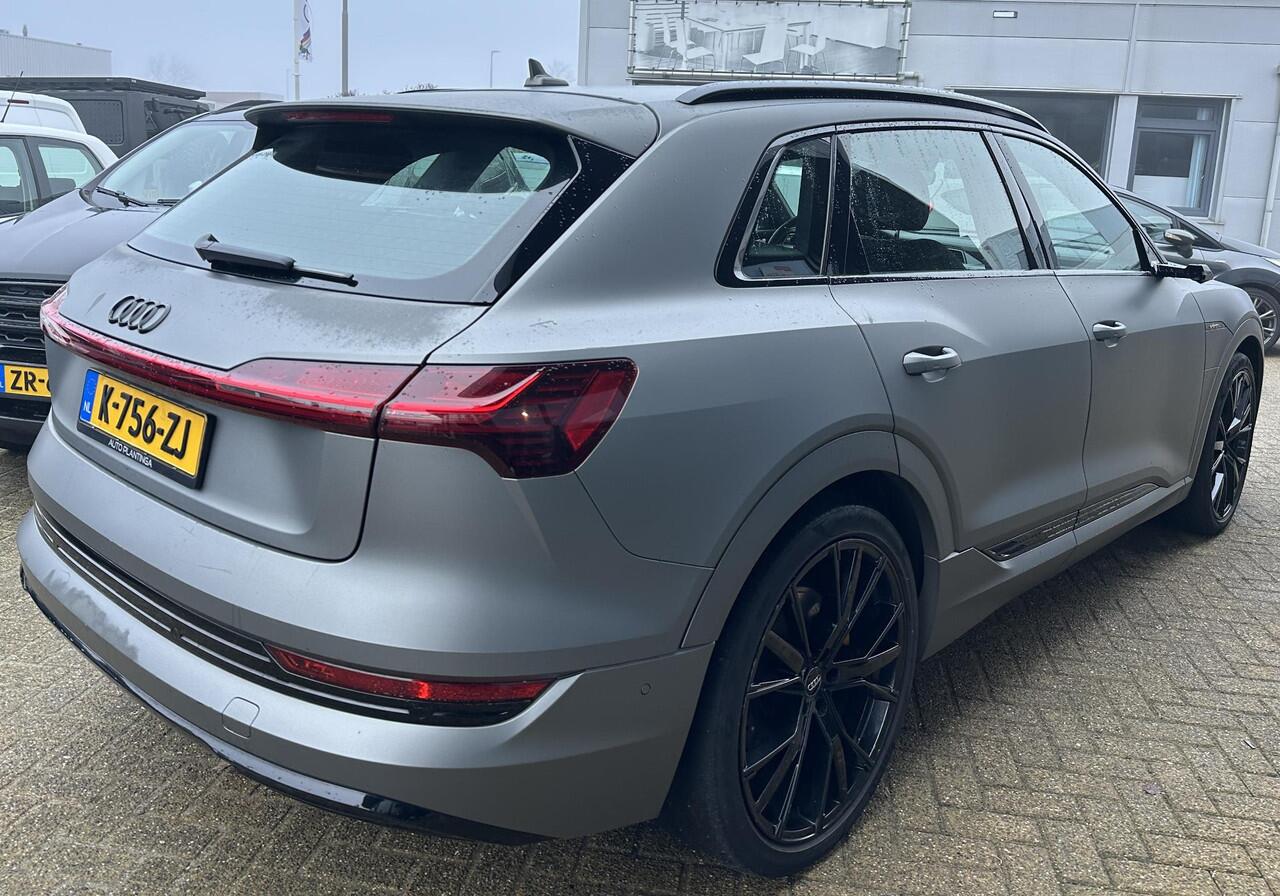 Audi e-tron e-tron 55 quattro 95 kWh BOMVOL | SOH 89% | DEALERONDERHOUDEN | PANO | Audi Virtual Mirrors | Virtual Cockpit | Lederen Sportstoelen | Elektrische Stoel | B&O | 360 Camera | 2 Sleutels | Betreft een Wrap, Originele kleur is Antigua Blue Metallic |