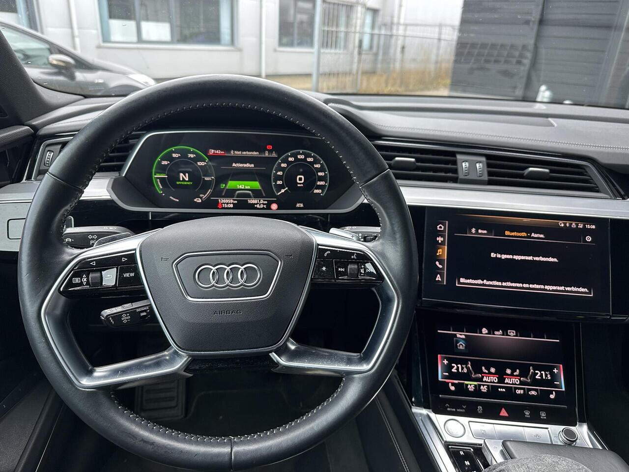 Audi e-tron e-tron 55 quattro 95 kWh BOMVOL | SOH 89% | DEALERONDERHOUDEN | PANO | Audi Virtual Mirrors | Virtual Cockpit | Lederen Sportstoelen | Elektrische Stoel | B&O | 360 Camera | 2 Sleutels | Betreft een Wrap, Originele kleur is Antigua Blue Metallic |