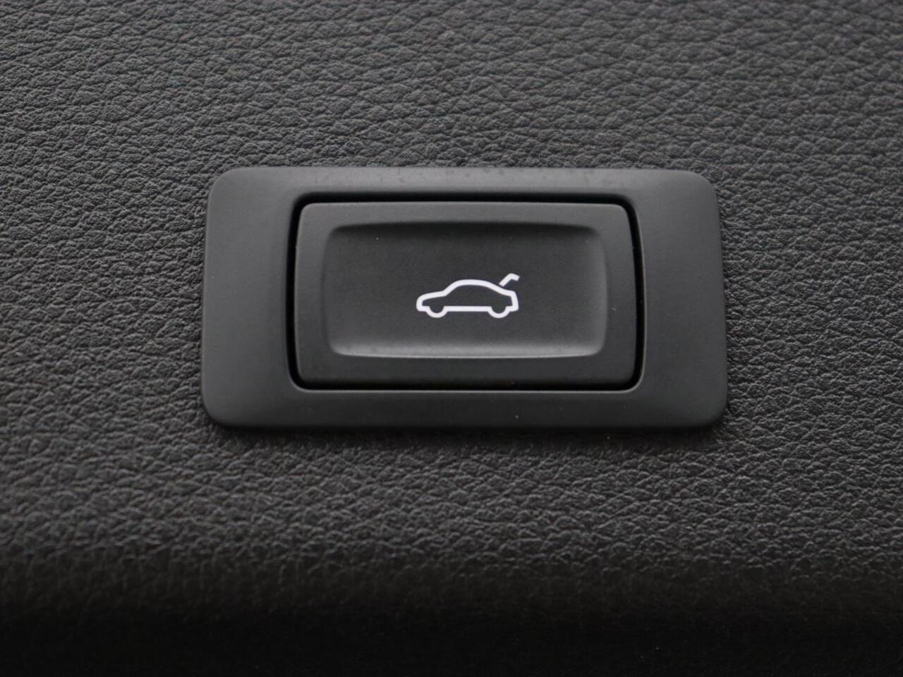 Audi e-tron 55 quattro edition 95kWh | SOH 92% | Leder | Carplay | Trekhaak | Virtual Cockpit | Navigatie | Luchtvering | Parkeerhulp | Audi Sound | Cruise control