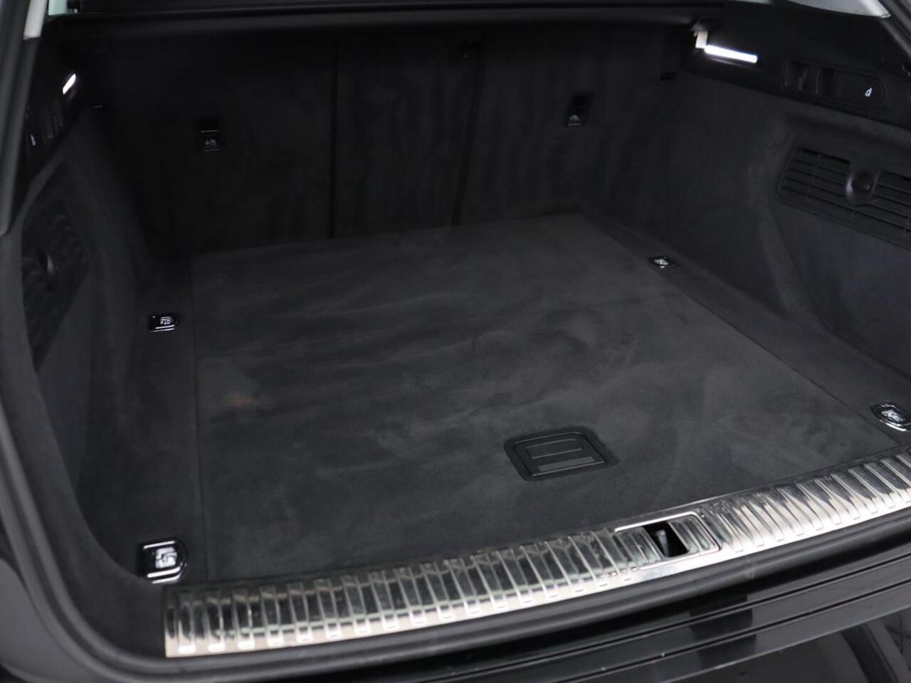 Audi e-tron 55 quattro edition 95kWh | SOH 92% | Leder | Carplay | Trekhaak | Virtual Cockpit | Navigatie | Luchtvering | Parkeerhulp | Audi Sound | Cruise control