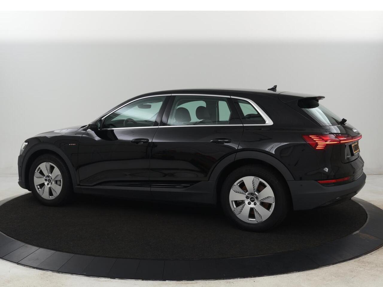 Audi e-tron 55 quattro edition 95kWh | SOH 92% | Leder | Carplay | Trekhaak | Virtual Cockpit | Navigatie | Luchtvering | Parkeerhulp | Audi Sound | Cruise control