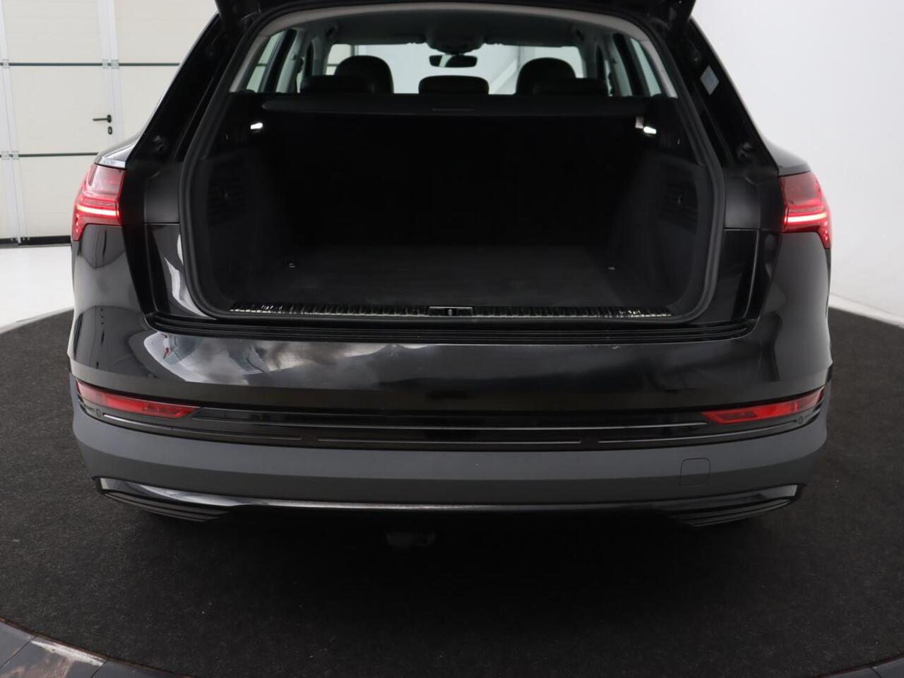 Audi e-tron 55 quattro edition 95kWh | SOH 92% | Leder | Carplay | Trekhaak | Virtual Cockpit | Navigatie | Luchtvering | Parkeerhulp | Audi Sound | Cruise control