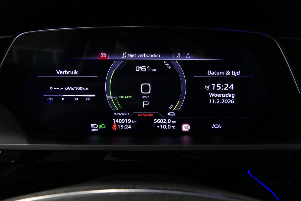 Audi e-tron 55 quattro Business Edition Plus 95 kWh / SOH 89% / Panoramadak / Elektr. verstelbare voorstoelen (links memory) / Luchtvering / Apple Carplay - Android Auto / Ambienteverlichting / Matrix LED koplampen / Stoelverwarming / Achteruitrijcamera / Adaptive Cr