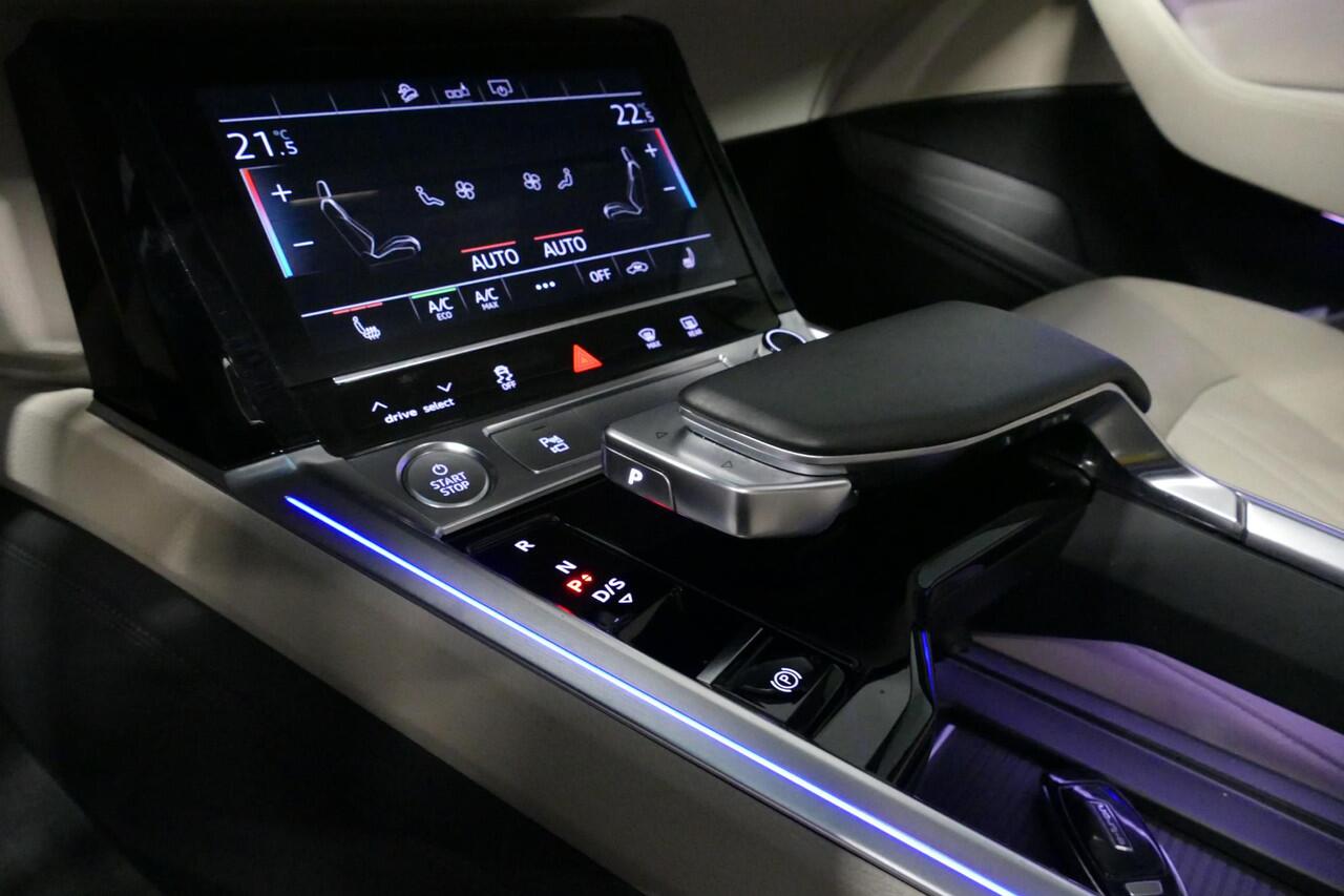 Audi e-tron 55 quattro Business Edition Plus 95 kWh / SOH 89% / Panoramadak / Elektr. verstelbare voorstoelen (links memory) / Luchtvering / Apple Carplay - Android Auto / Ambienteverlichting / Matrix LED koplampen / Stoelverwarming / Achteruitrijcamera / Adaptive Cr