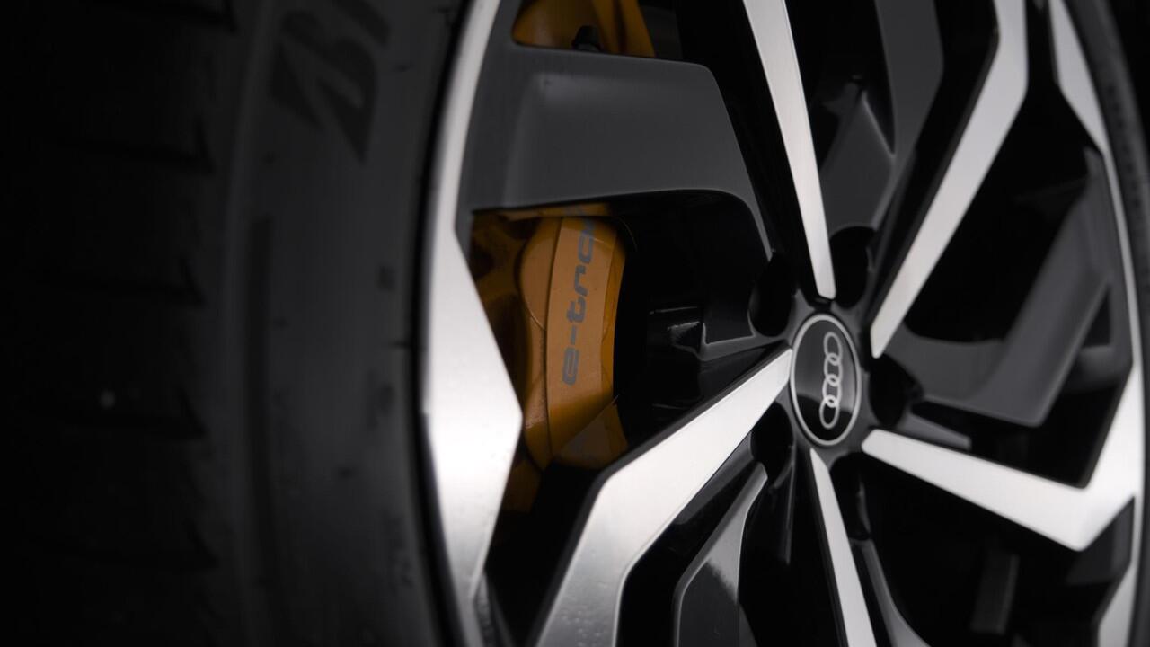 Audi e-tron Sportback 55 Quattro S Edition 95 kWh 408 pk| Head-Up Display | Luchtvering | Elektronische Kofferklep | Camera