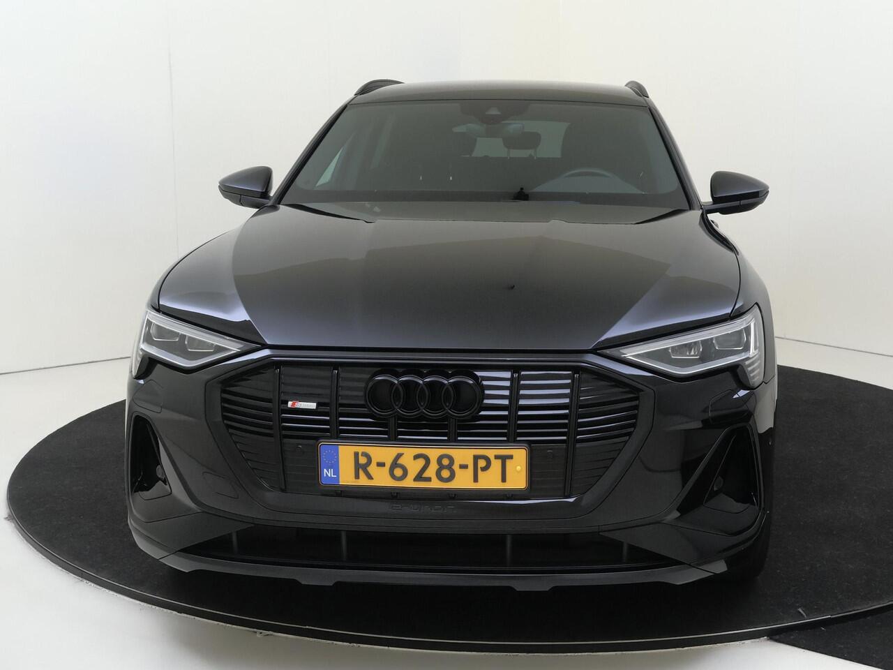 Audi e-tron 55 quattro S edition 95 kWh | Luchtvering | Achteruitrijcamera | Adaptieve cruise control | Stoelverwarming | CarPlay | Navigatie |