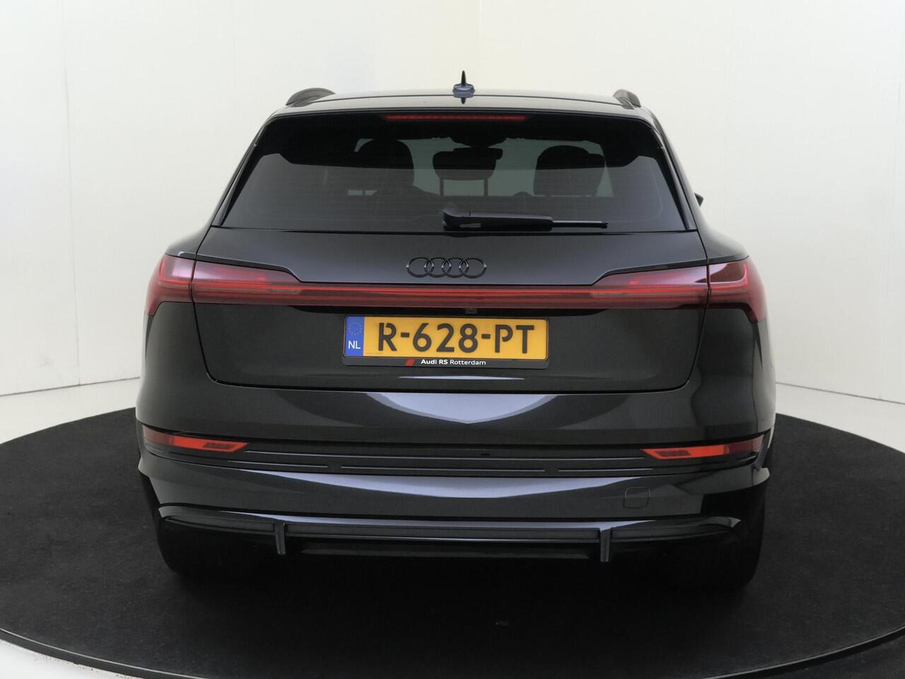 Audi e-tron 55 quattro S edition 95 kWh | Luchtvering | Achteruitrijcamera | Adaptieve cruise control | Stoelverwarming | CarPlay | Navigatie |