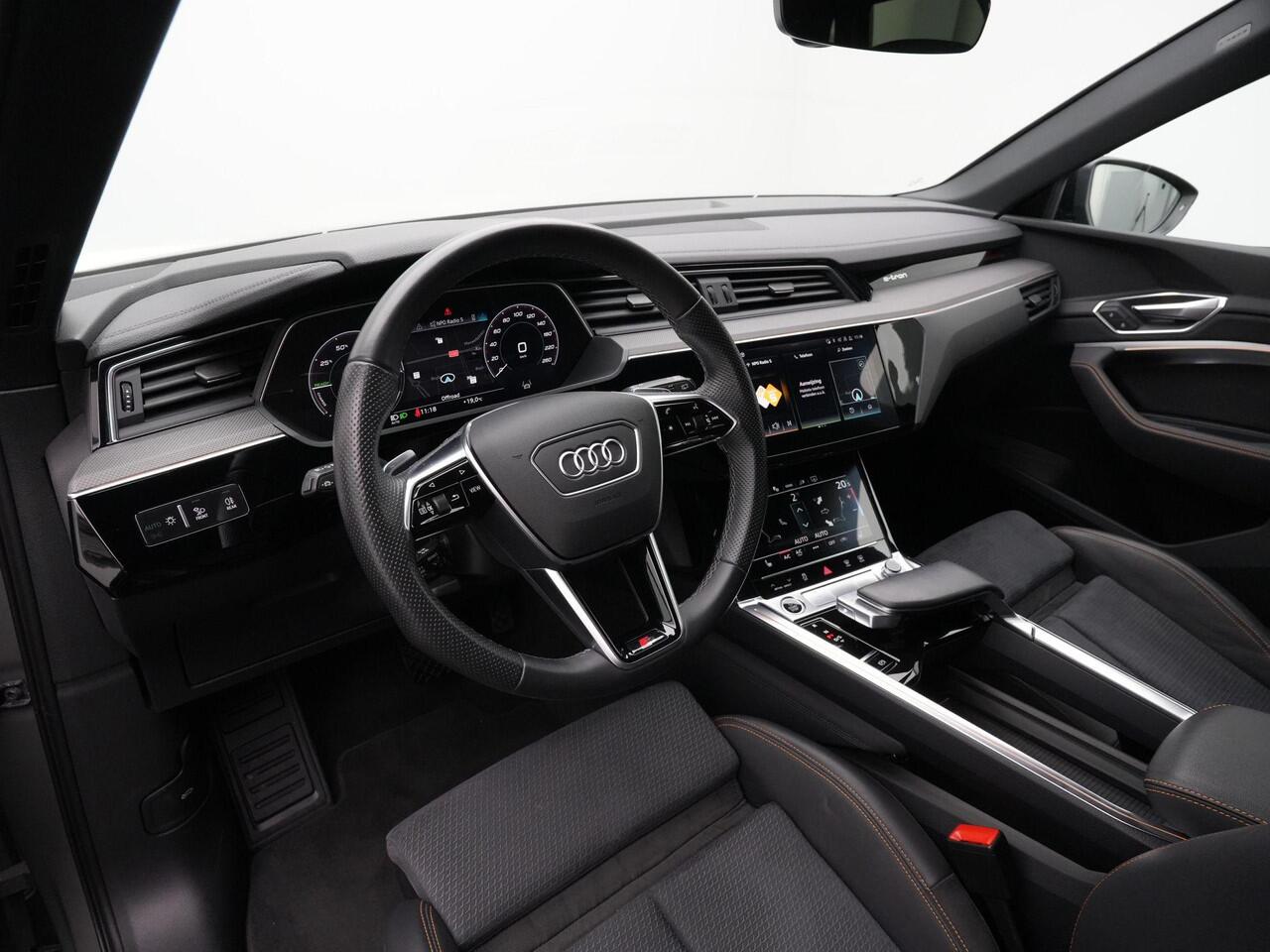 Audi e-tron 55 quattro S-Line Black Edition 95 kWh 408 pk | Panoramadak | Trekhaak | Leder/alcantara (oranje gestikt) | Matrix LED | Achteruitrijcamera | Stoelverwarming