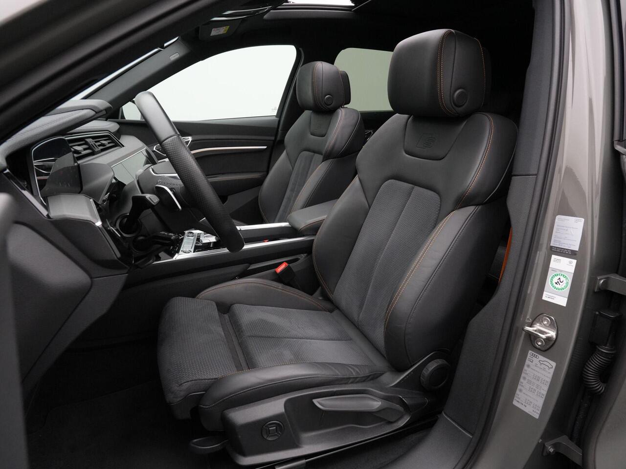 Audi e-tron 55 quattro S-Line Black Edition 95 kWh 408 pk | Panoramadak | Trekhaak | Leder/alcantara (oranje gestikt) | Matrix LED | Achteruitrijcamera | Stoelverwarming
