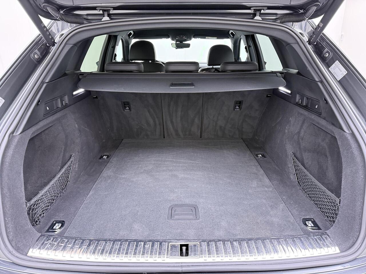 Audi e-tron 55 quattro S edition 95 kWh VAN ¤ 36.900,- VOOR: ¤ 33.877,- UW LENTEVOORDEEL: ¤ 3.023,-! | S-LINE BINNEN & BUITEN | SOH 94% | ORIG. NL AUTO | CAMERA | ELEK. KOFFERBAK | ADAPTIEVE CRUISE CONTROL | STOELVERWARMING | MEMORY SEATS |AFN. TREKHAAK | AUDI DEALER