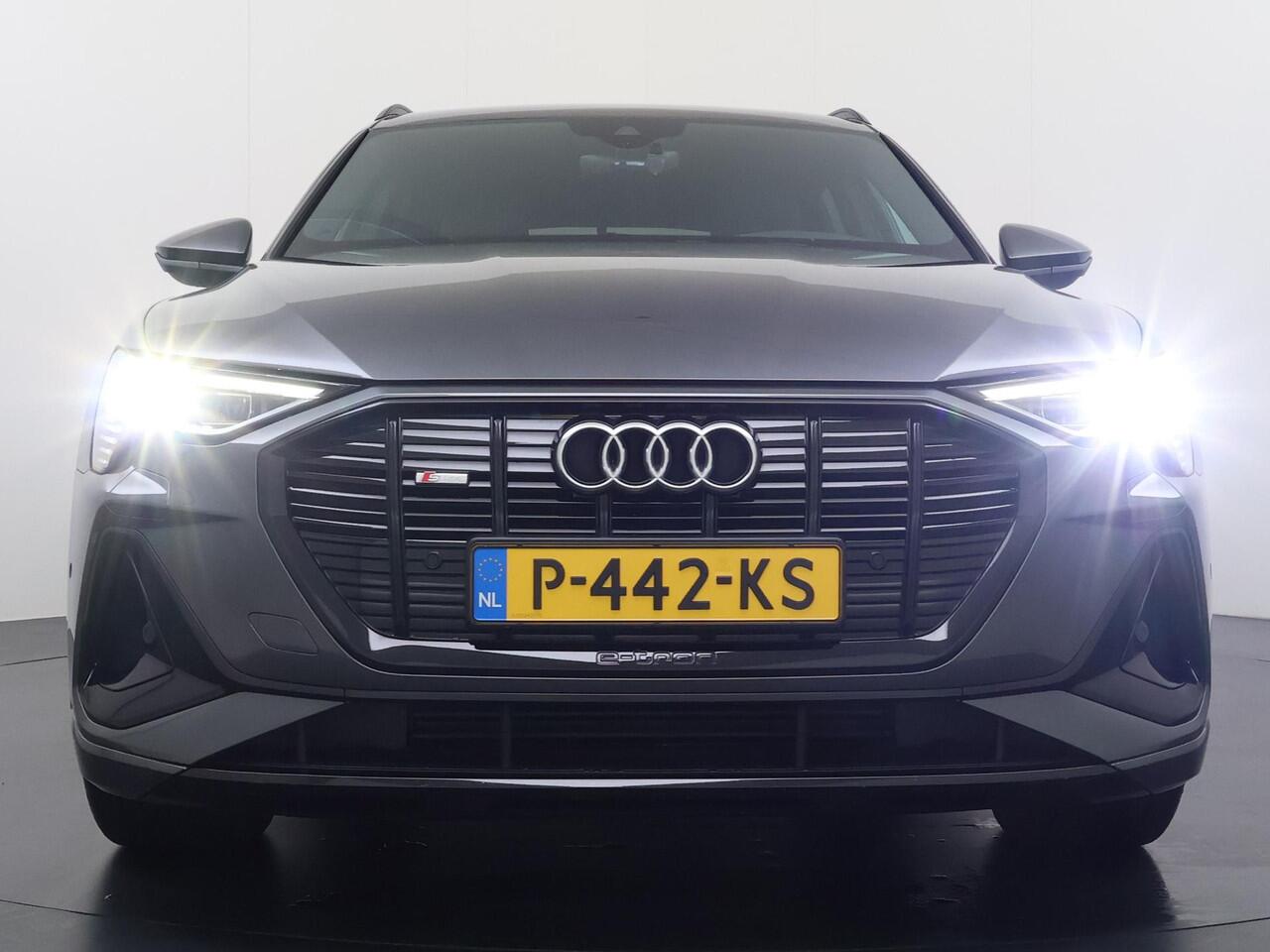 Audi e-tron 55 quattro S edition 95 kWh VAN ¤ 36.900,- VOOR: ¤ 33.877,- UW LENTEVOORDEEL: ¤ 3.023,-! | S-LINE BINNEN & BUITEN | SOH 94% | ORIG. NL AUTO | CAMERA | ELEK. KOFFERBAK | ADAPTIEVE CRUISE CONTROL | STOELVERWARMING | MEMORY SEATS |AFN. TREKHAAK | AUDI DEALER