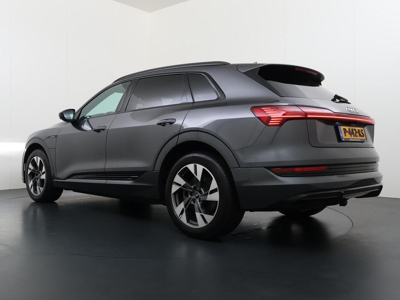 Audi e-tron 55 quattro S edition 95 kWh VAN ¤ 36.900,- VOOR: ¤ 33.877,- UW LENTEVOORDEEL: ¤ 3.023,-! | S-LINE BINNEN & BUITEN | SOH 94% | ORIG. NL AUTO | CAMERA | ELEK. KOFFERBAK | ADAPTIEVE CRUISE CONTROL | STOELVERWARMING | MEMORY SEATS |AFN. TREKHAAK | AUDI DEALER