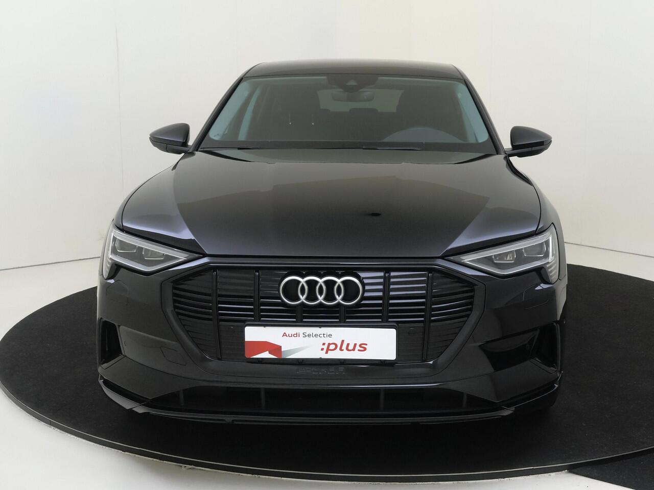 Audi e-tron 55 quattro S edition 95 kWh | SoH 100% | Luchtvering | Parkeerassistent | Navigatie Plus | Achteruitrijcamera | Stoelverwarming | Cruise control | CarPlay |