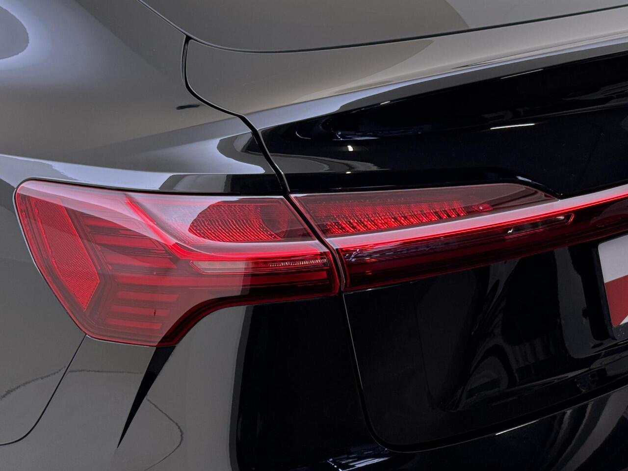 Audi e-tron 55 quattro S edition 95 kWh | SoH 100% | Luchtvering | Parkeerassistent | Navigatie Plus | Achteruitrijcamera | Stoelverwarming | Cruise control | CarPlay |