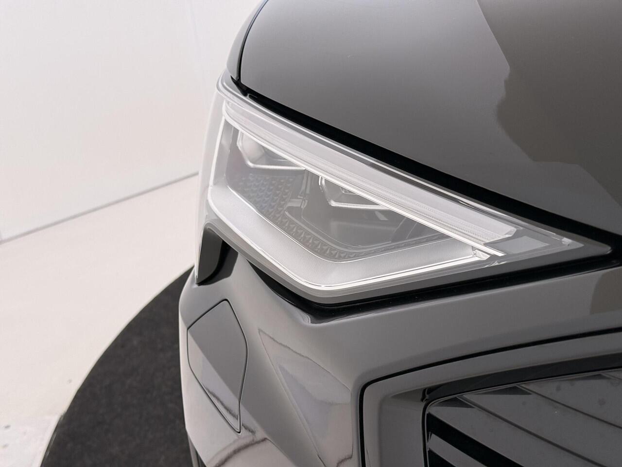 Audi e-tron 55 quattro S edition 95 kWh | SoH 100% | Luchtvering | Parkeerassistent | Navigatie Plus | Achteruitrijcamera | Stoelverwarming | Cruise control | CarPlay |