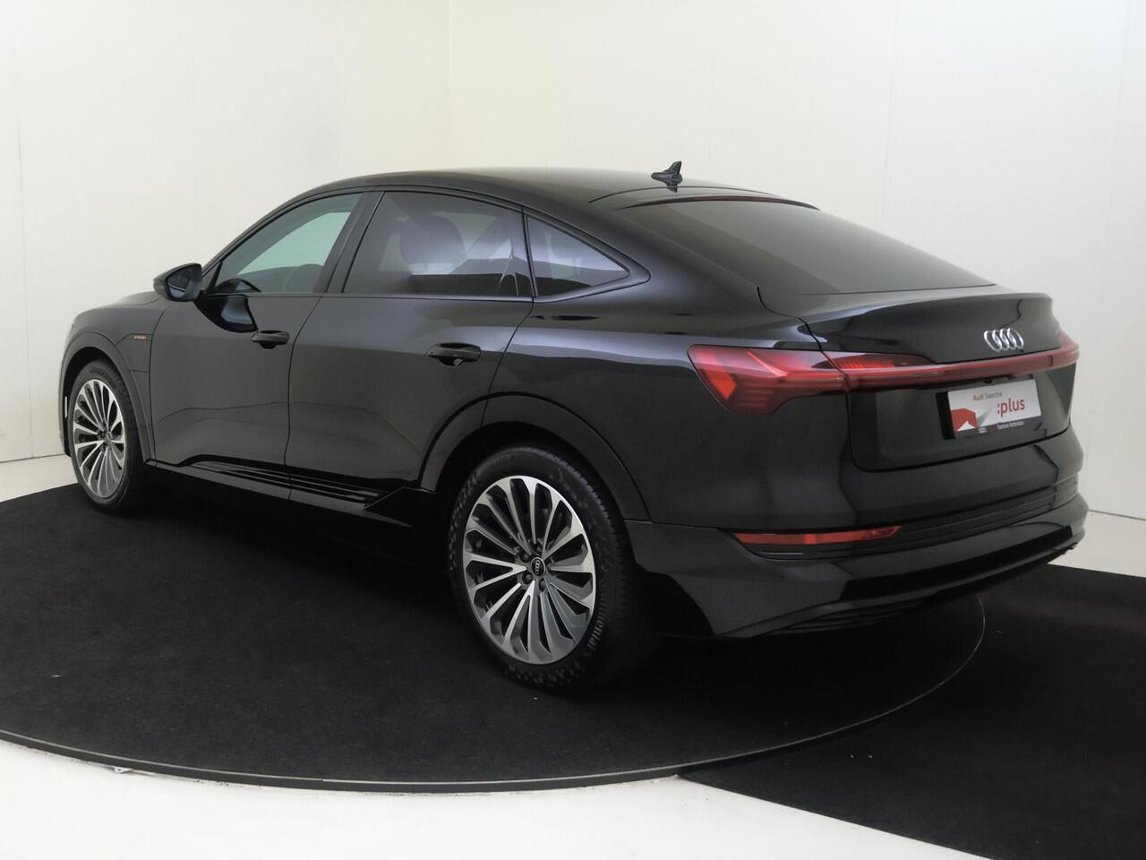 Audi e-tron 55 quattro S edition 95 kWh | SoH 100% | Luchtvering | Parkeerassistent | Navigatie Plus | Achteruitrijcamera | Stoelverwarming | Cruise control | CarPlay |