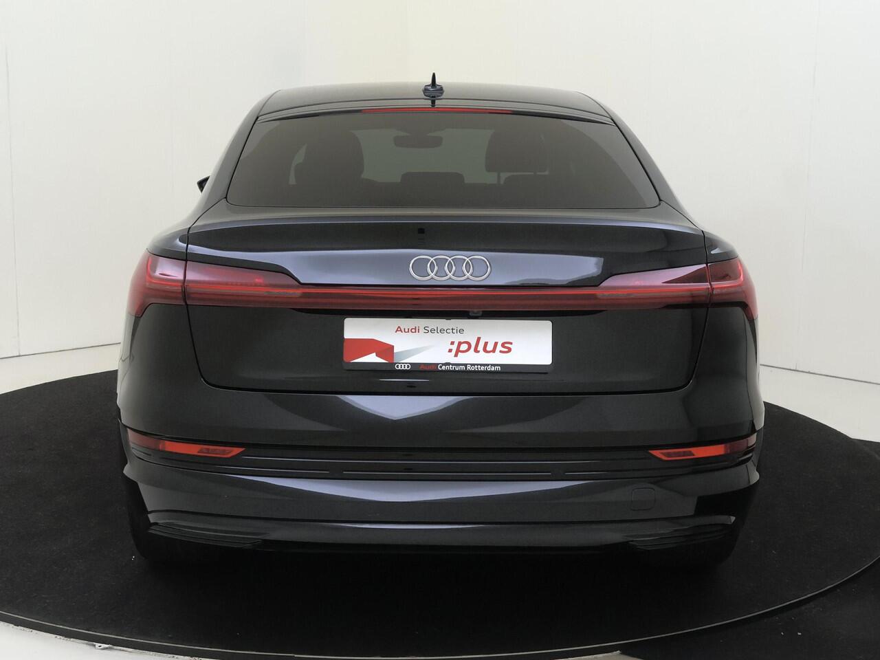 Audi e-tron 55 quattro S edition 95 kWh | SoH 100% | Luchtvering | Parkeerassistent | Navigatie Plus | Achteruitrijcamera | Stoelverwarming | Cruise control | CarPlay |