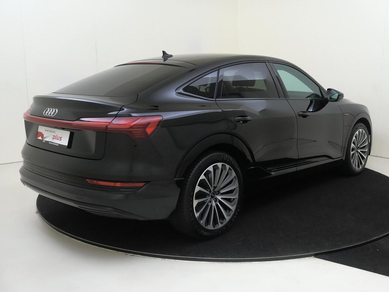 Audi e-tron 55 quattro S edition 95 kWh | SoH 100% | Luchtvering | Parkeerassistent | Navigatie Plus | Achteruitrijcamera | Stoelverwarming | Cruise control | CarPlay |