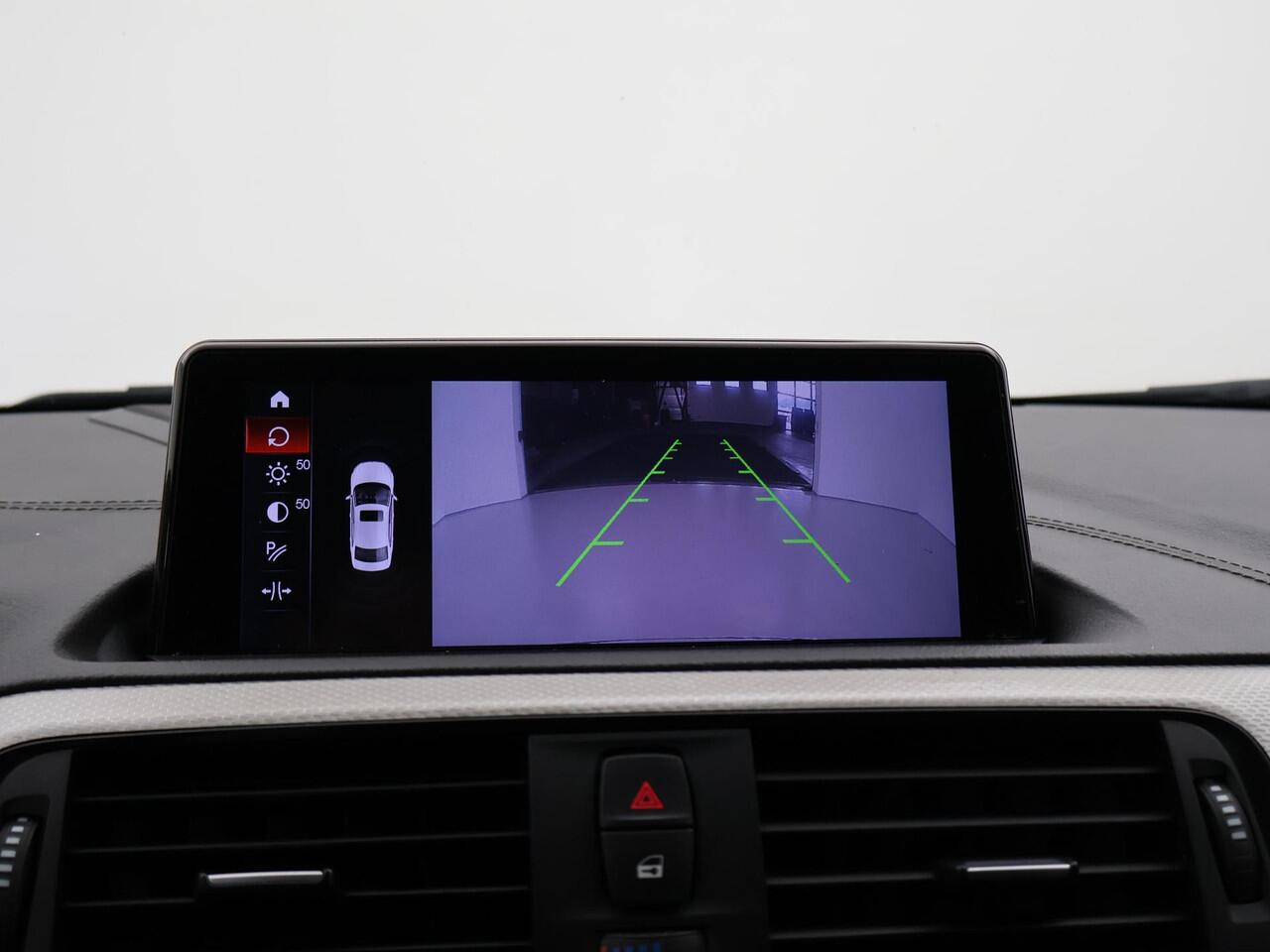 BMW 1-SERIE M140i 340 PK M-SPORT AUT8 + HARMAN/KARDON | 19 INCH | SPORTUITLAAT | CAMERA | STOELVERWARMING