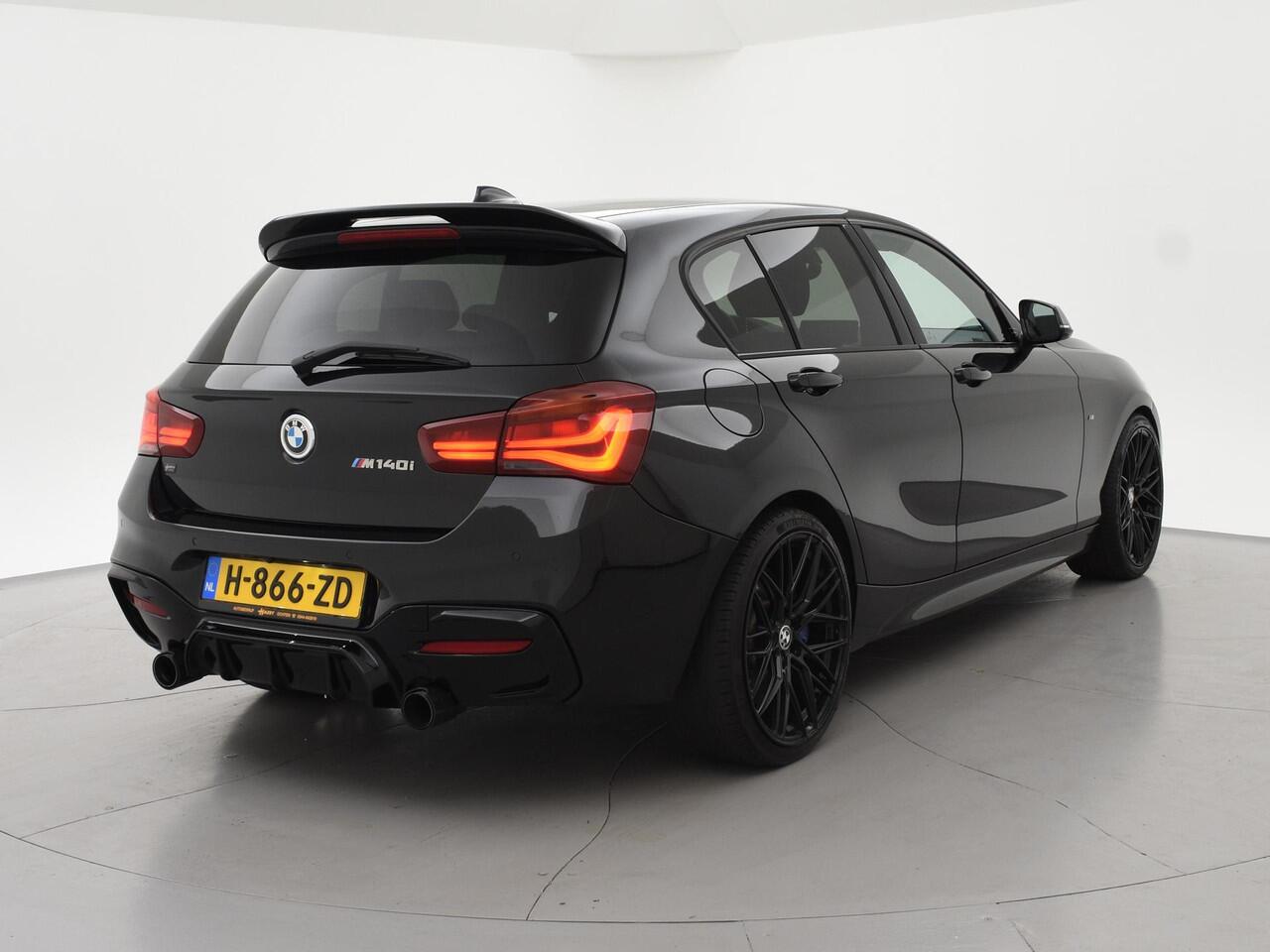 BMW 1-SERIE M140i 340 PK M-SPORT AUT8 + HARMAN/KARDON | 19 INCH | SPORTUITLAAT | CAMERA | STOELVERWARMING