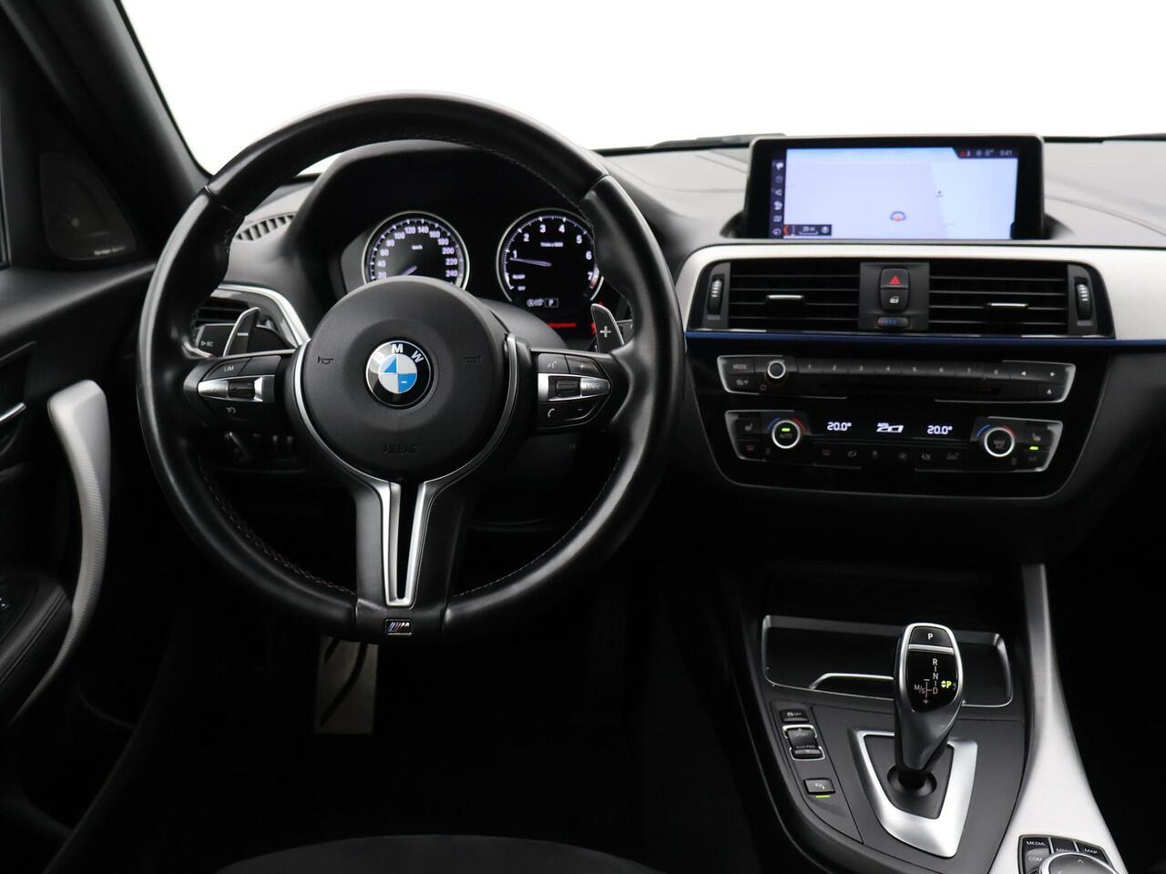 BMW 1-SERIE M140i 340 PK M-SPORT AUT8 + HARMAN/KARDON | 19 INCH | SPORTUITLAAT | CAMERA | STOELVERWARMING