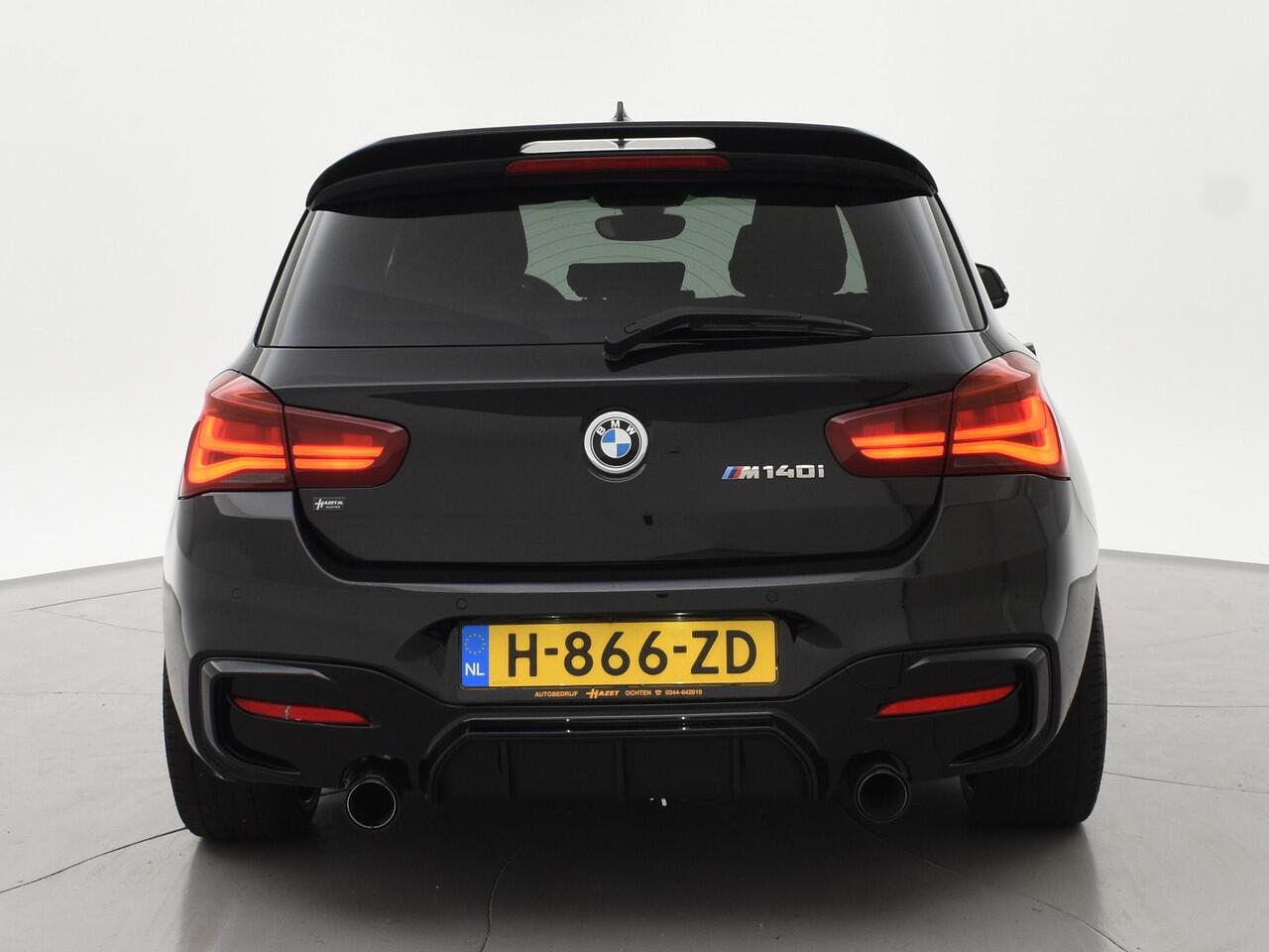 BMW 1-SERIE M140i 340 PK M-SPORT AUT8 + HARMAN/KARDON | 19 INCH | SPORTUITLAAT | CAMERA | STOELVERWARMING