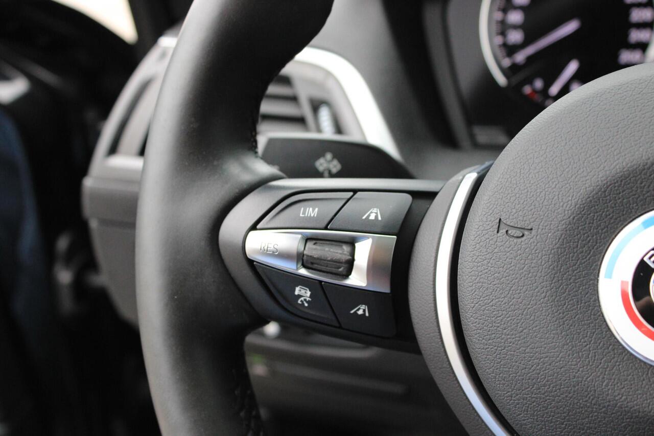 BMW 1-SERIE 118i M Sport Schuifdak | Camera | Driving Assistant Professional | Harman Kardon | LED | PDC | Comfort Access | ACC