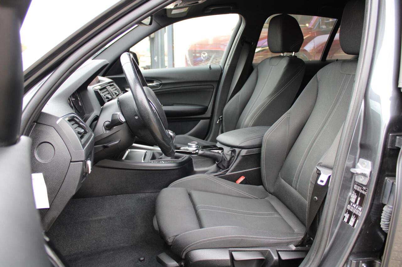 BMW 1-SERIE 120i Sport Line 184PK , Trekhaak, Navi, PDC, Cruise, Bluetooth, LMV 18 Inch, Stoelverwarming