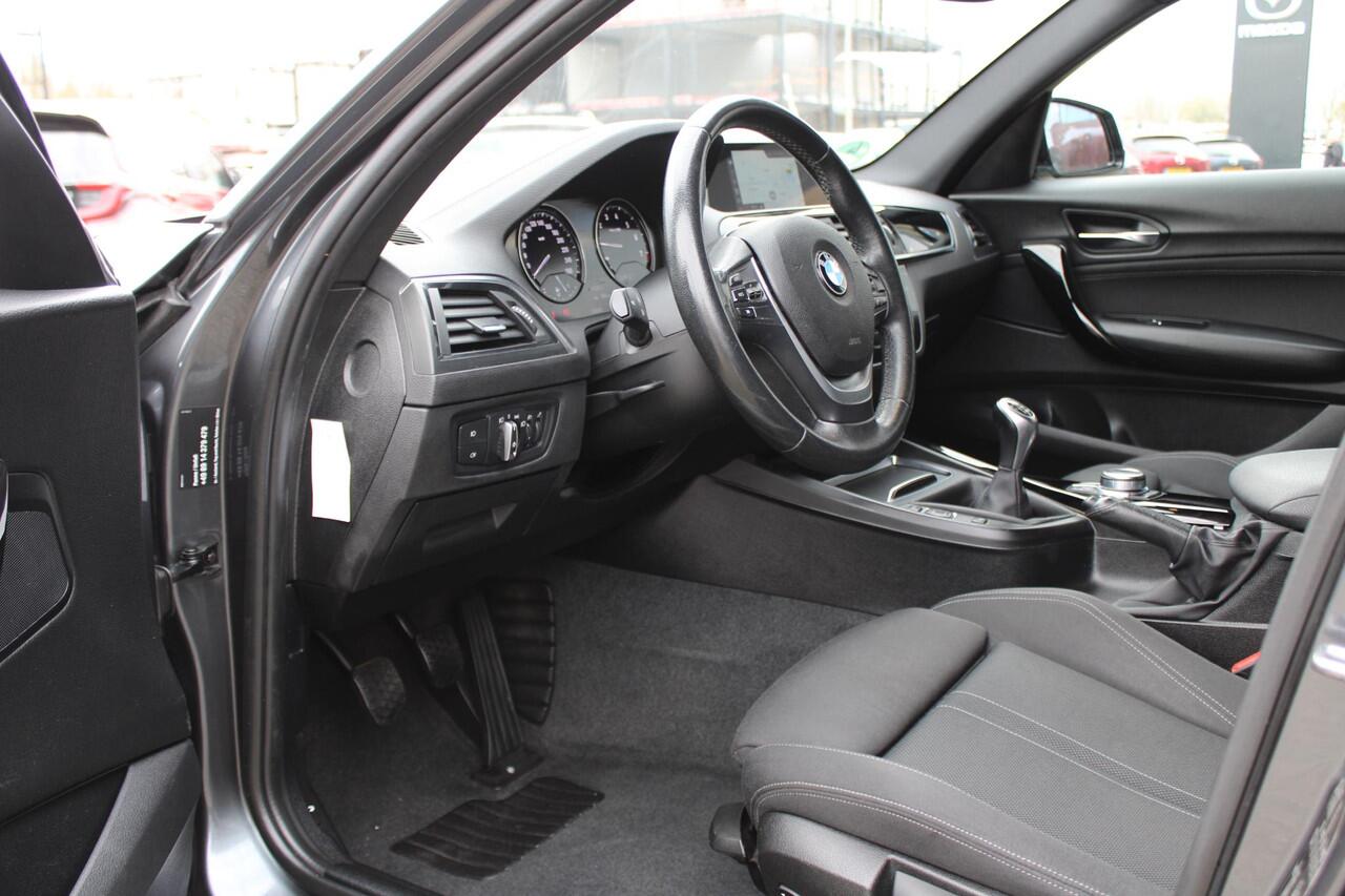 BMW 1-SERIE 120i Sport Line 184PK , Trekhaak, Navi, PDC, Cruise, Bluetooth, LMV 18 Inch, Stoelverwarming