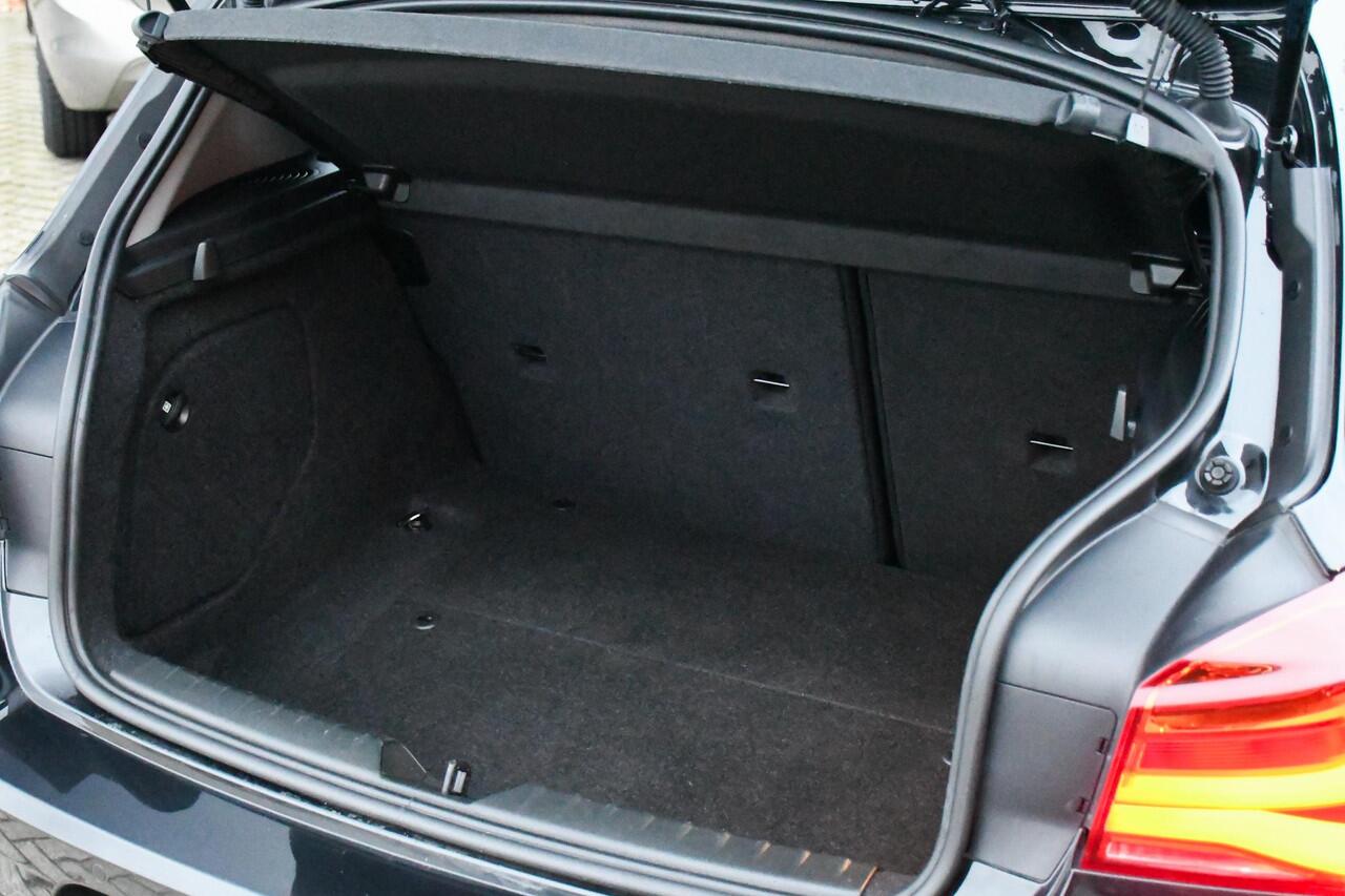 BMW 1-SERIE 118i Corporate Lease Executive NAVIGATIE/ DAB/ LED