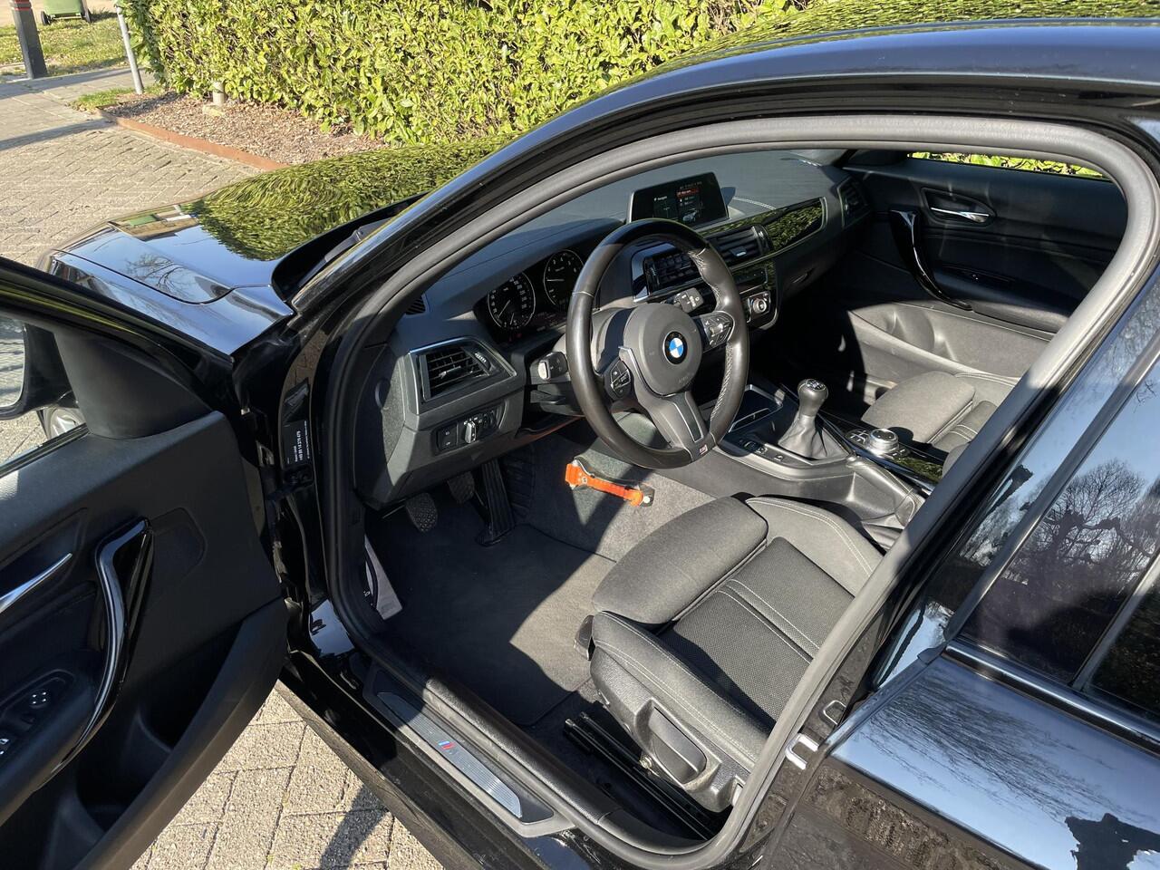 BMW 1-SERIE 116i High Executive NAVI, M PAKKET, TREKHAAK, 18" LM