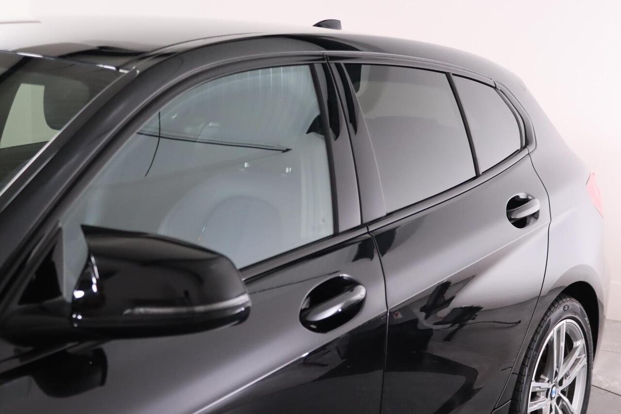 BMW 1-SERIE 118i High Executive, M-sport, LED, Navigatie, Cruise Control, Stoelverwarming, Apple CarPlay/Android Auto