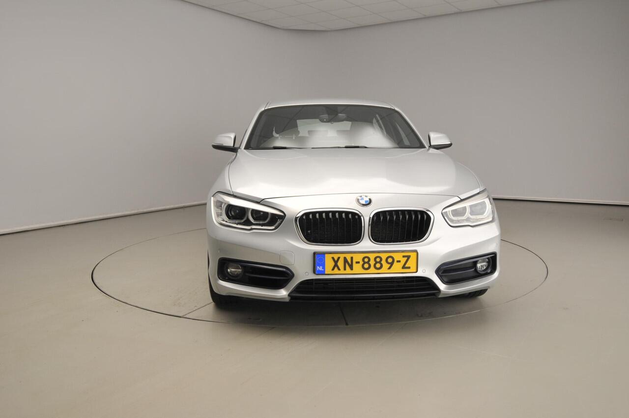 BMW 1-SERIE 5-deurs 118i Automaat / Sportline / Trekhaak / Climate / Stoelverwarming / Sportstoelen LED / Alu wielen 17 inch