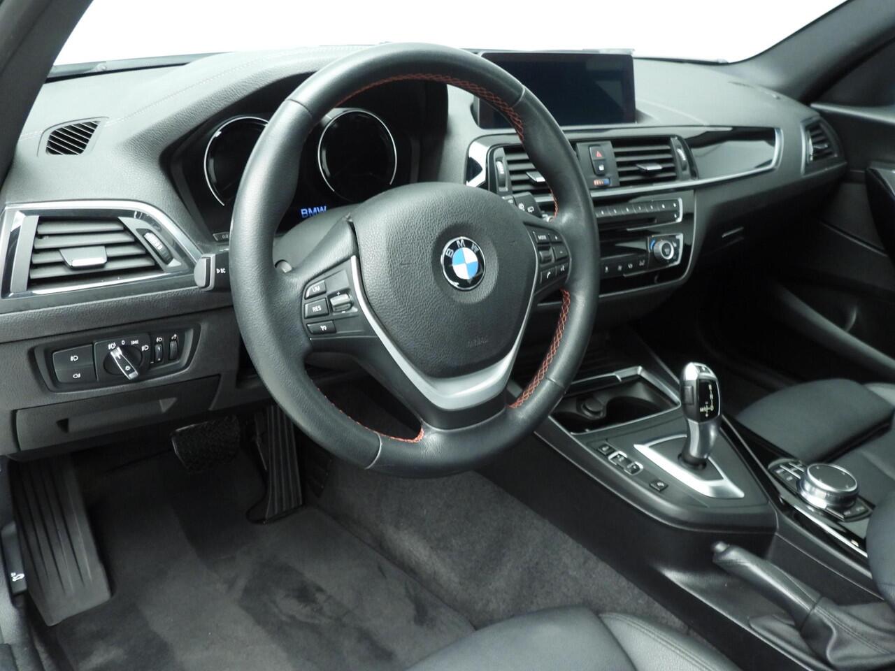 BMW 1-SERIE 5-deurs 118i Automaat / Sportline / Trekhaak / Climate / Stoelverwarming / Sportstoelen LED / Alu wielen 17 inch