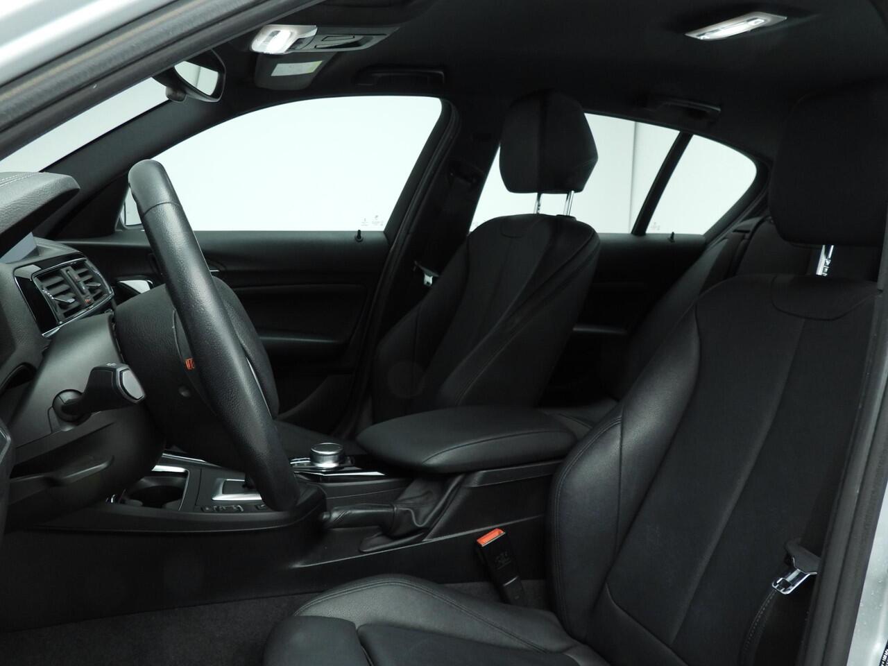 BMW 1-SERIE 5-deurs 118i Automaat / Sportline / Trekhaak / Climate / Stoelverwarming / Sportstoelen LED / Alu wielen 17 inch