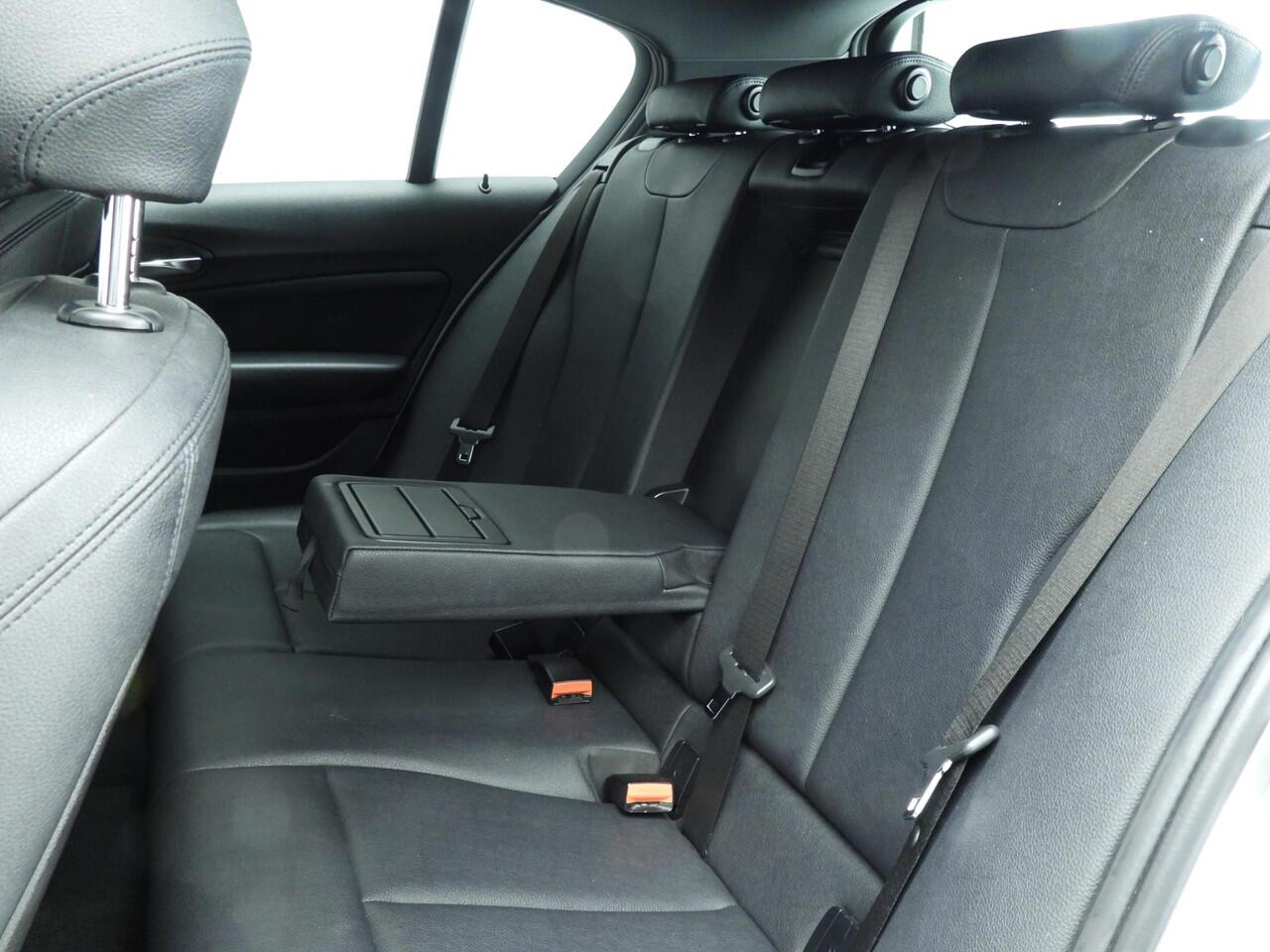 BMW 1-SERIE 5-deurs 118i Automaat / Sportline / Trekhaak / Climate / Stoelverwarming / Sportstoelen LED / Alu wielen 17 inch