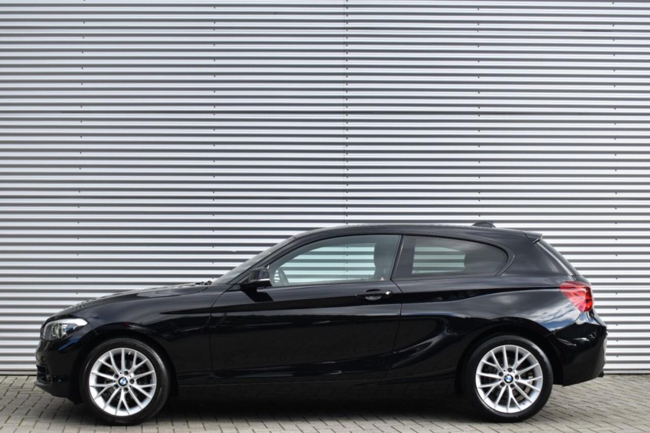 BMW 1-SERIE 116I SPORT LINE EDITION / NL AUTO / NAVI / PDC / SPORTSTOELEN