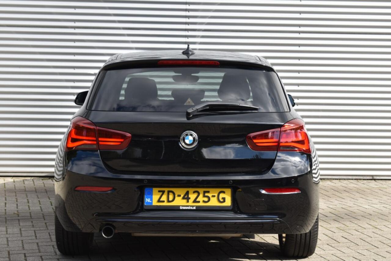 BMW 1-SERIE 116I SPORT LINE EDITION / NL AUTO / NAVI / PDC / SPORTSTOELEN