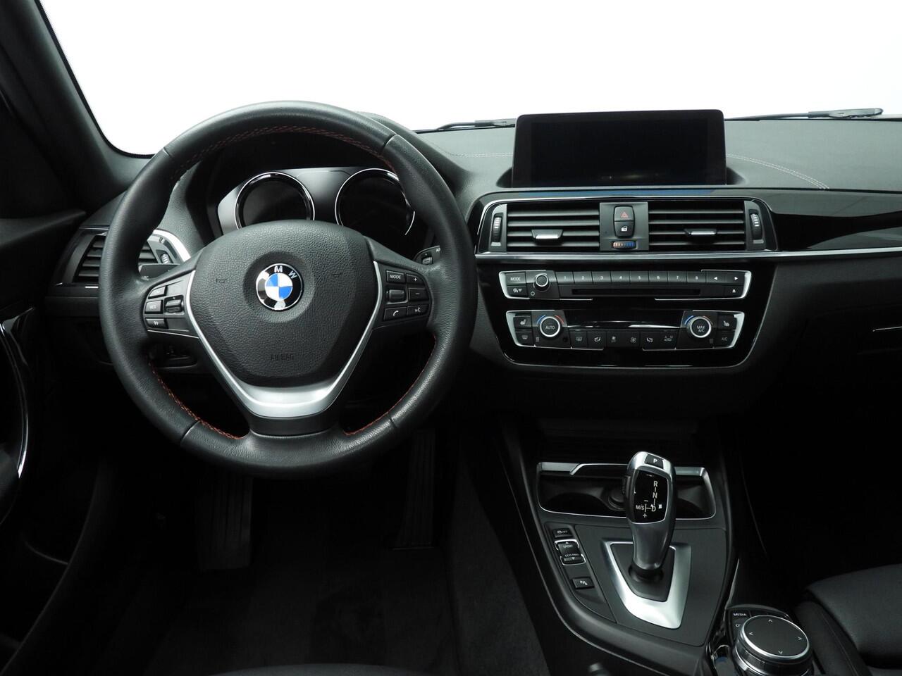 BMW 1-SERIE 5-deurs 118i Automaat / Sportline / Trekhaak / Climate / Stoelverwarming / Sportstoelen LED / Alu wielen 17 inch