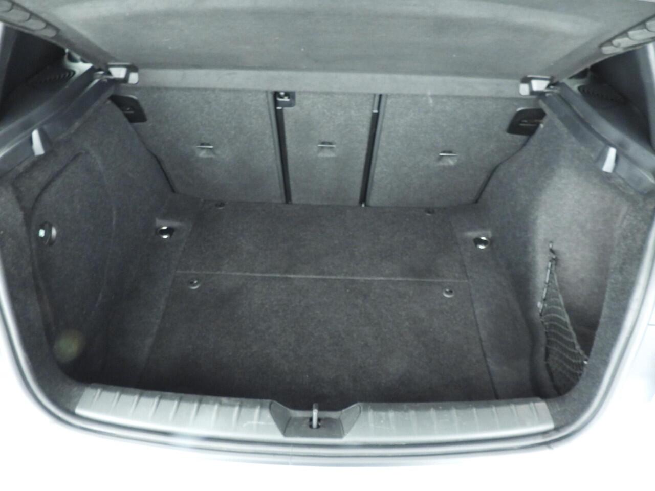 BMW 1-SERIE 5-deurs 118i Automaat / Sportline / Trekhaak / Climate / Stoelverwarming / Sportstoelen LED / Alu wielen 17 inch