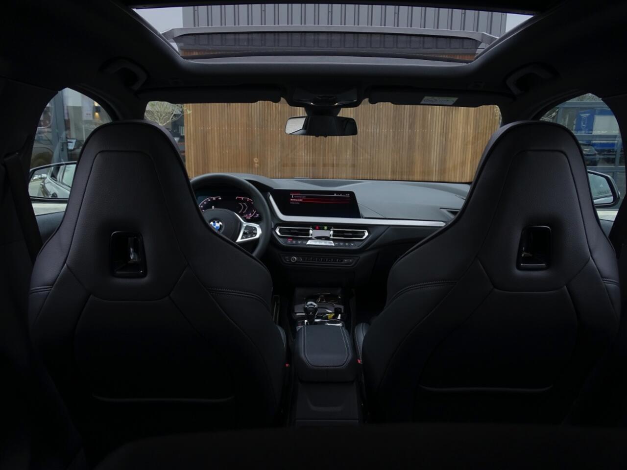 BMW 1-SERIE 118i High Executive / M-Sport/ M-Perfomance/ Pano / 140pk