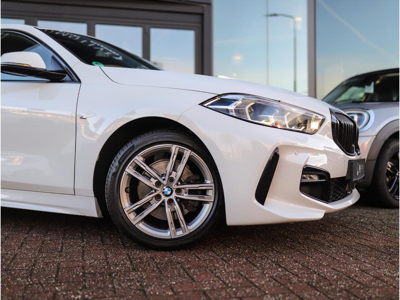 BMW 1-SERIE 118i High Executive | M-Sport | PDC | LED | Cruise Control