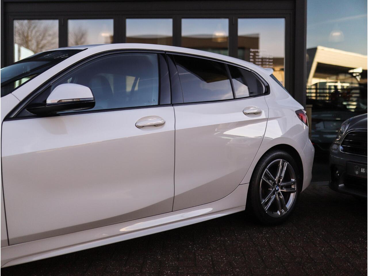 BMW 1-SERIE 118i High Executive | M-Sport | PDC | LED | Cruise Control