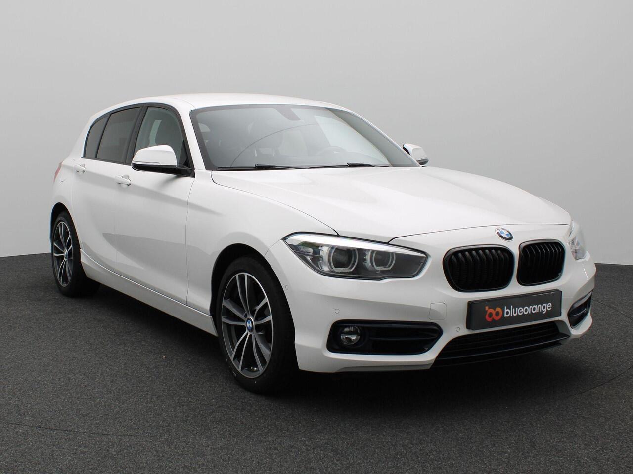 BMW 1-SERIE 118i Executive 136PK Aut8 Trekhaak, Achteruitrijcamera, Alarm, Clima, Navi, 17" LM velgen, Cruise Controle, Full LED Koplampen