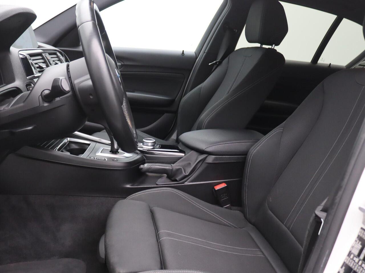 BMW 1-SERIE 118i Executive 136PK Aut8 Trekhaak, Achteruitrijcamera, Alarm, Clima, Navi, 17" LM velgen, Cruise Controle, Full LED Koplampen