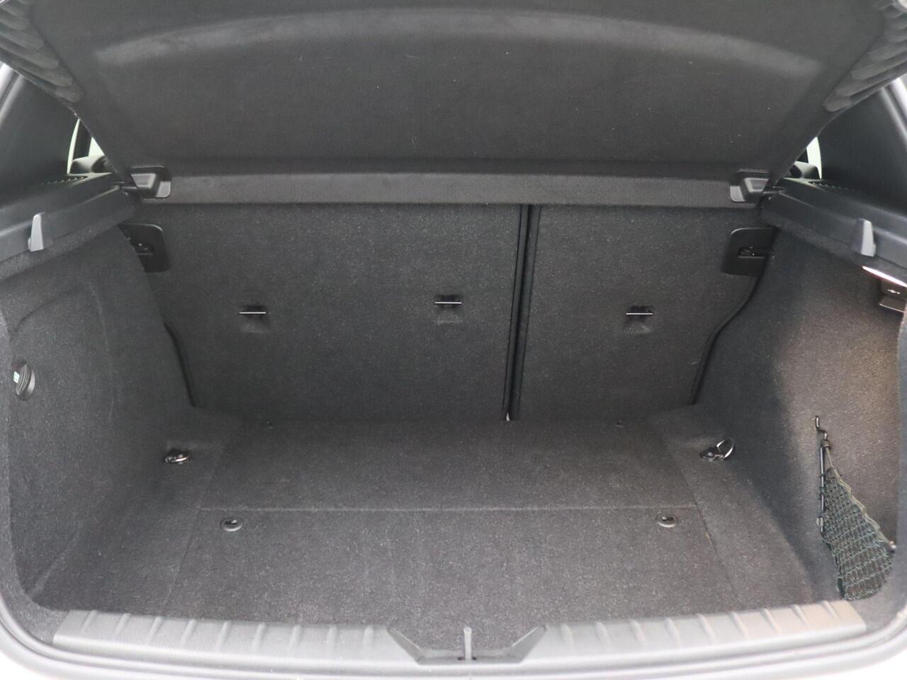 BMW 1-SERIE 118i Executive 136PK Aut8 Trekhaak, Achteruitrijcamera, Alarm, Clima, Navi, 17" LM velgen, Cruise Controle, Full LED Koplampen