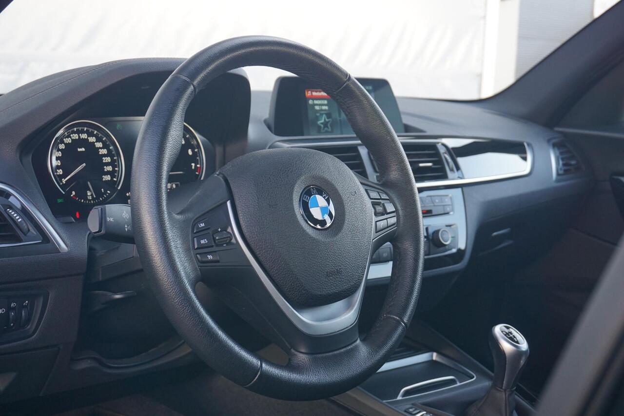 BMW 1-SERIE 116i | Sportstoelen voor / Electronic climate control / Cruise Control / Parkeersensoren achter