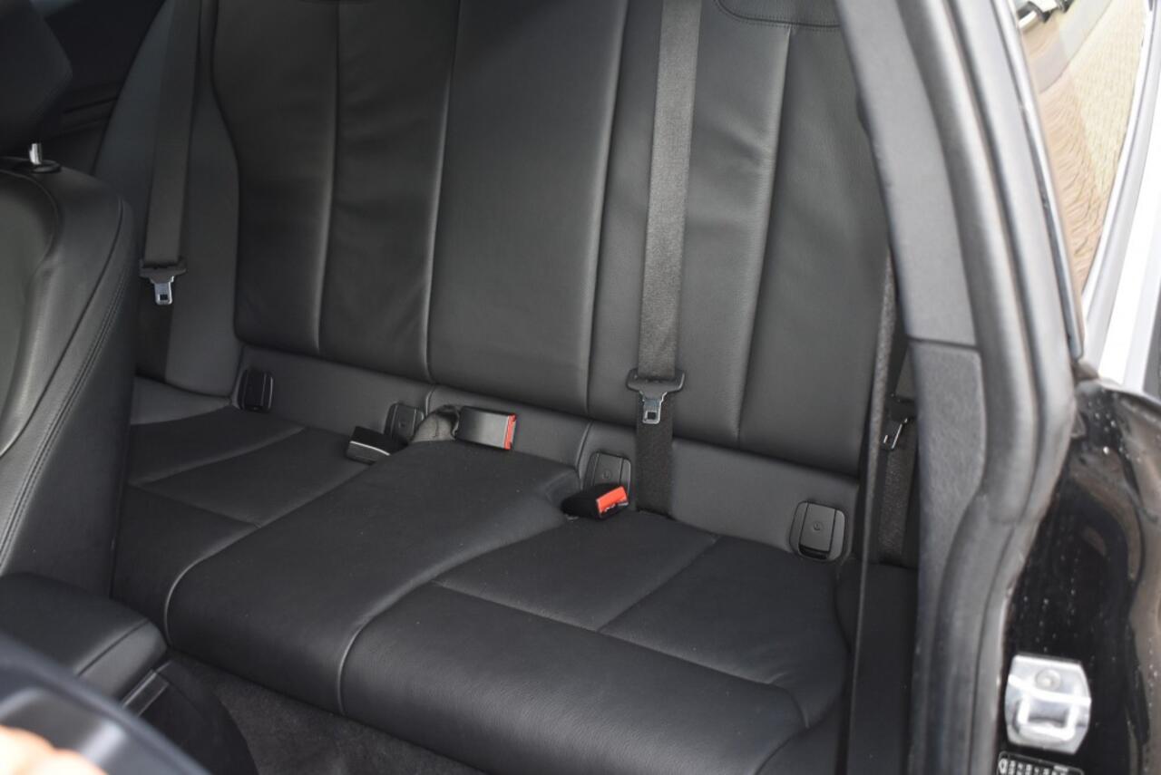 BMW 1-SERIE 118I HIGH EXECUTIVE / M PAKKET / LEDER / NAVI / STOELVERWARMING