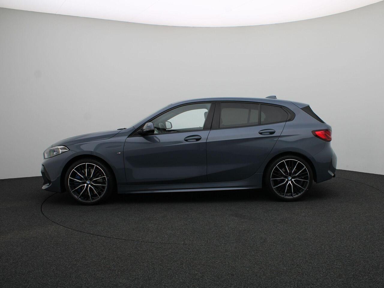 BMW 1-SERIE 5-deurs 118i High Executive | M Sportpakket | Audio Media Pack | Parking Pack | Elektrisch Verstelbare Voorstoelen | LED Koplampen | DAB | Harman Kardon | 19''